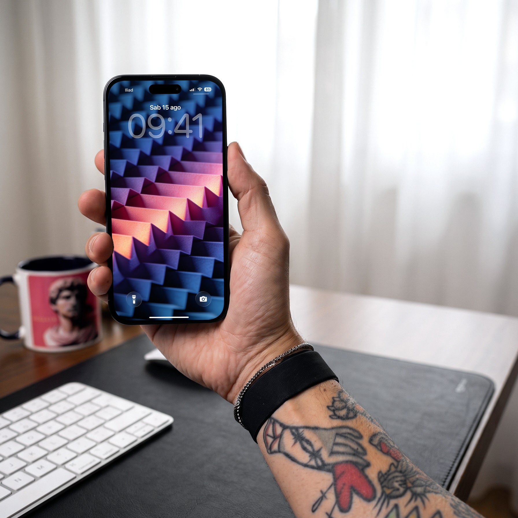 Essenziale — lock screen sull'iPhone, in mano