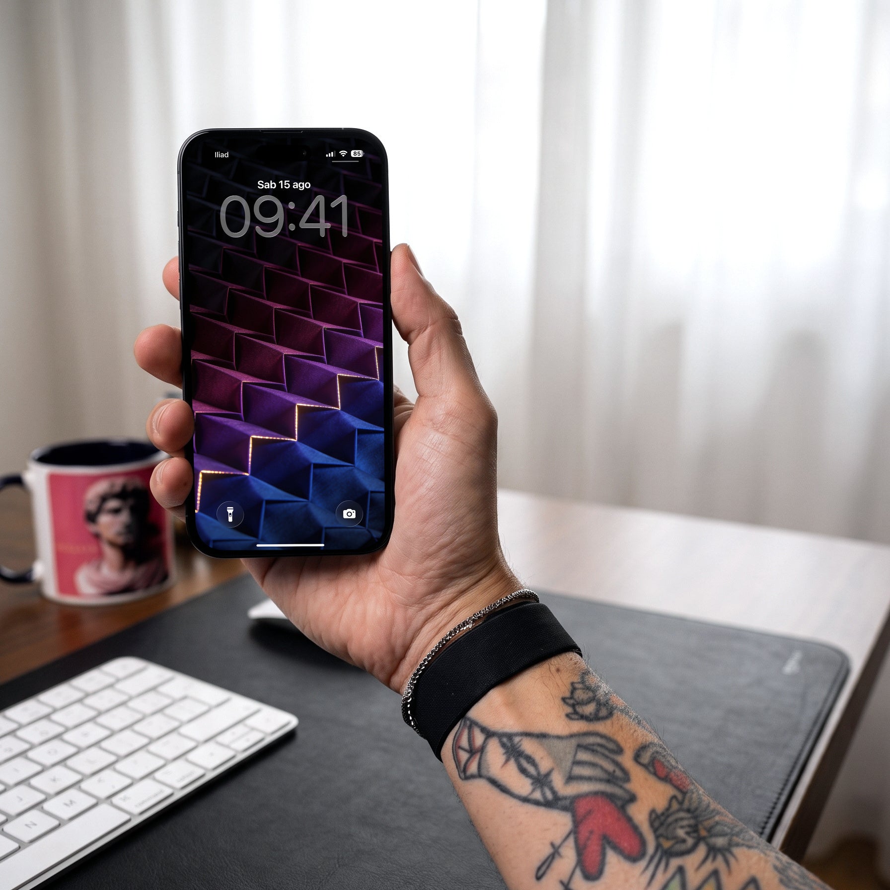 Notturno — lock screen sull'iPhone, in mano