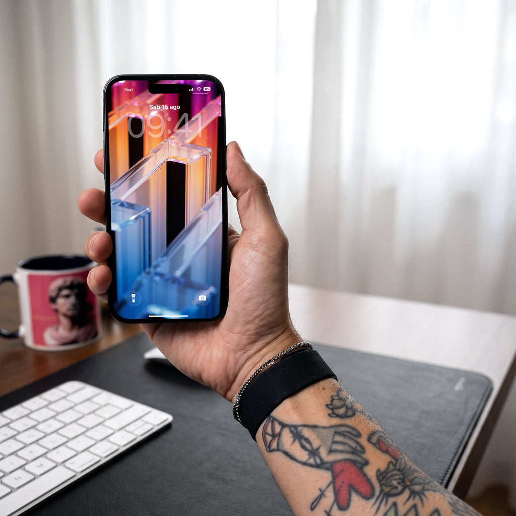 Vetrata — lock screen sull'iPhone, in mano