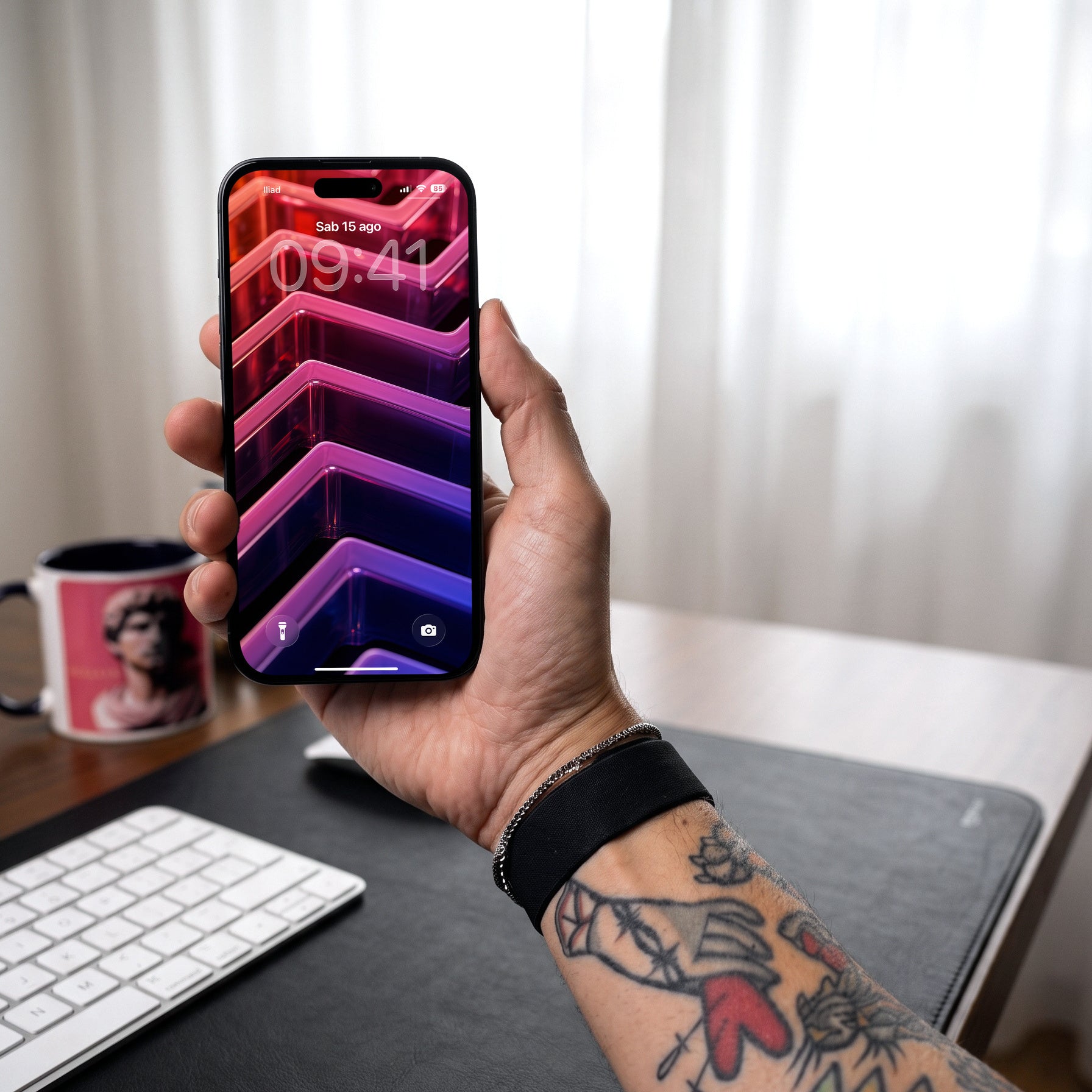 Nastro — lock screen sull'iPhone, in mano