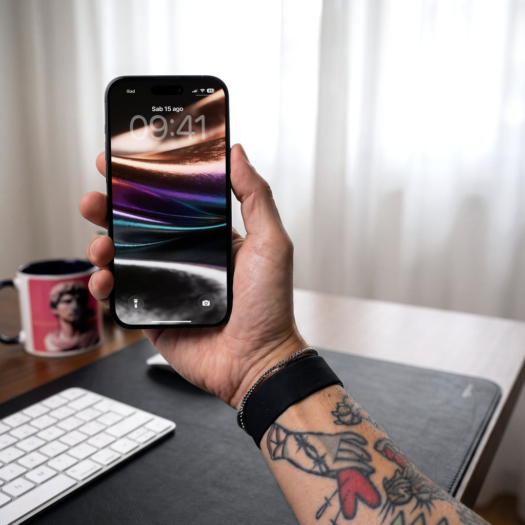 Iride — lock screen sull'iPhone, in mano