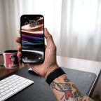 Iride — lock screen sull'iPhone, in mano
