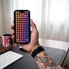 Modulo — lock screen sull'iPhone, in mano