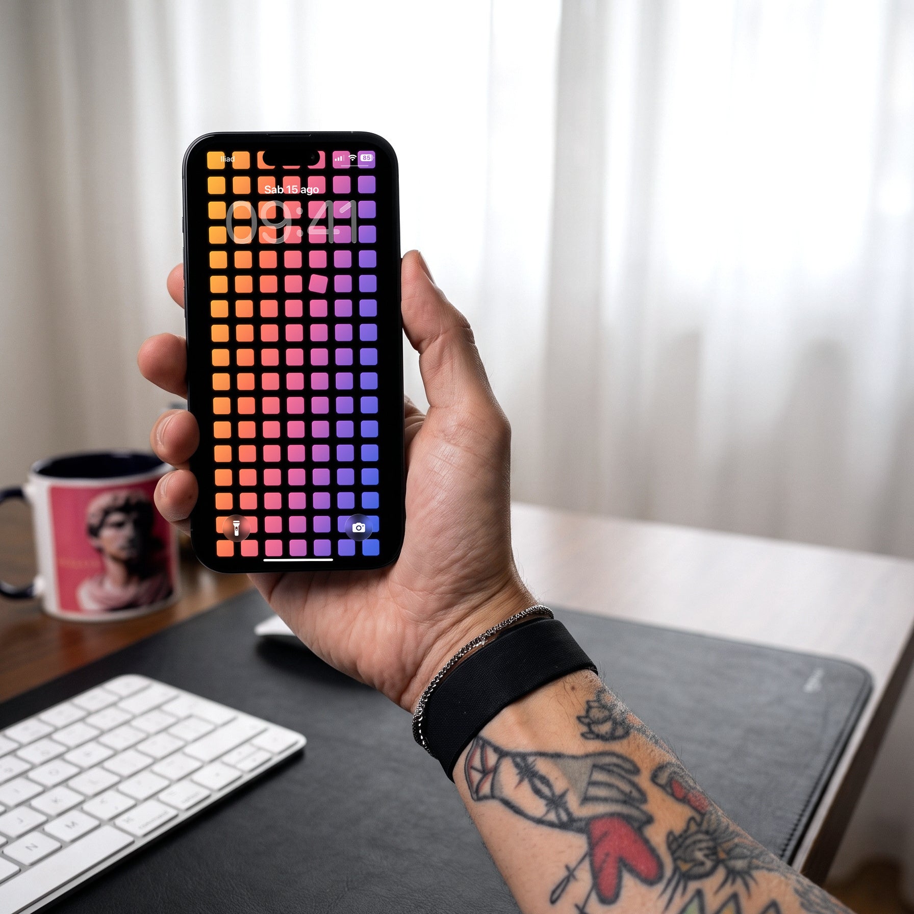 Modulo — lock screen sull'iPhone, in mano
