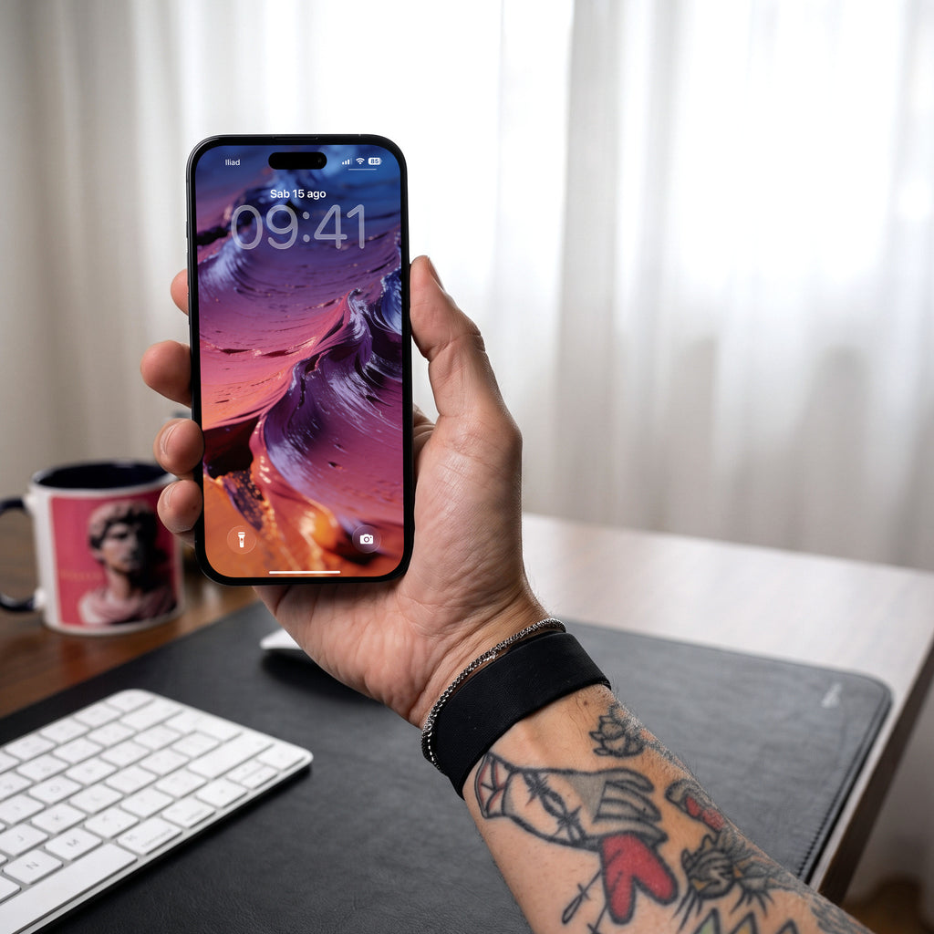 Materia — lock screen sull'iPhone, in mano