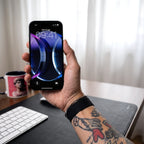Lente — lock screen sull'iPhone, in mano