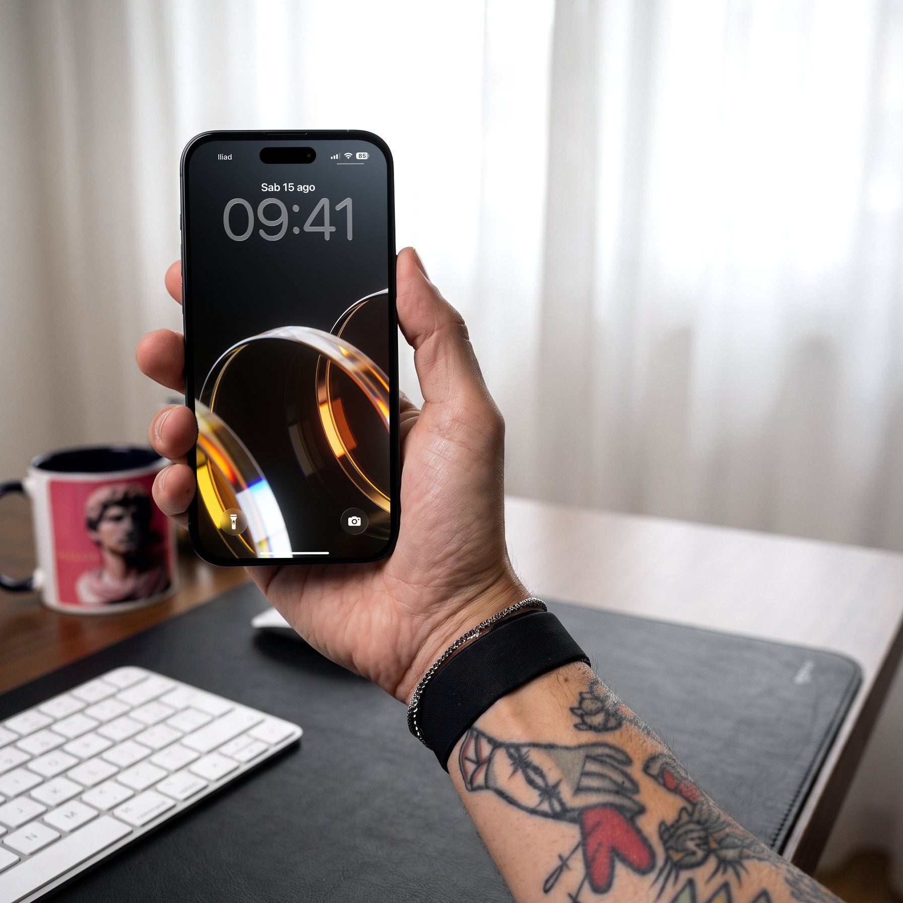 Anello — lock screen sull'iPhone, in mano