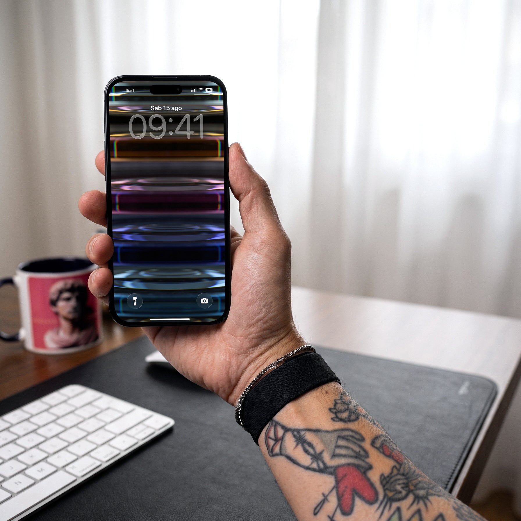 Pila — lock screen sull'iPhone, in mano