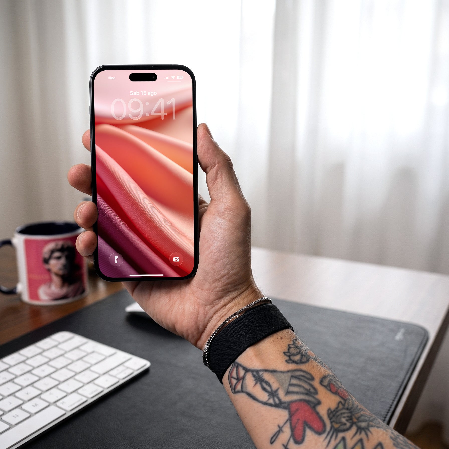 Meriggio — lock screen sull'iPhone, in mano
