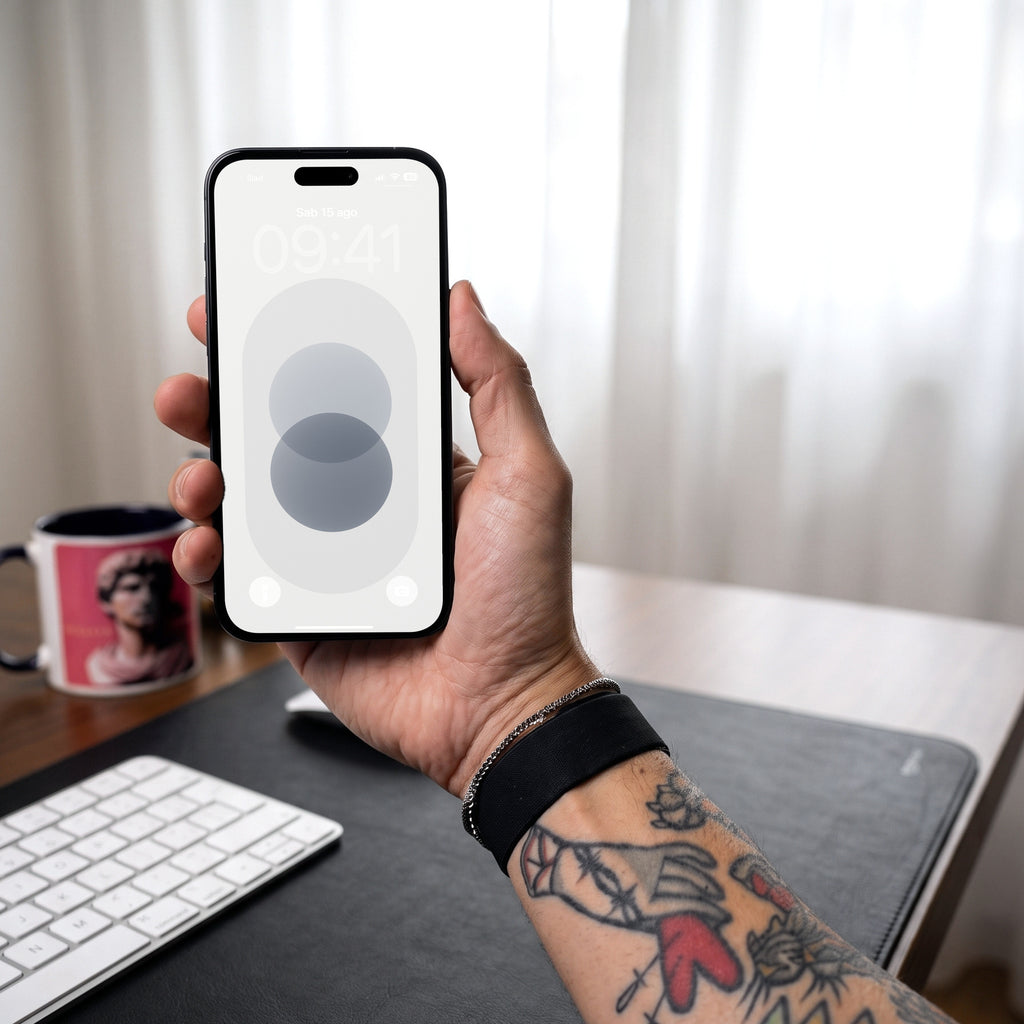 Eclisse — lock screen sull'iPhone, in mano
