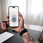 Eclisse — lock screen sull'iPhone, in mano